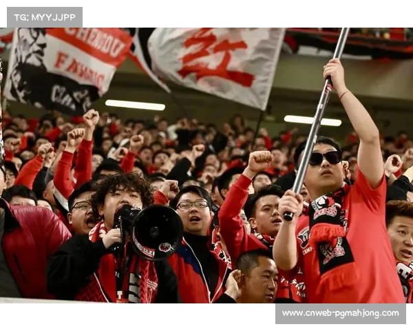 成都蓉城主场凤凰山体育公园球迷热情澎湃，激情四溢